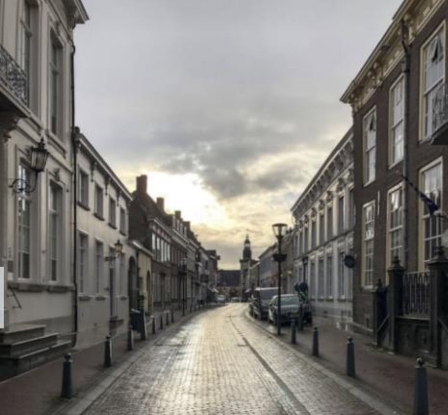 De Steenstraat waar het hotel gelegen is.